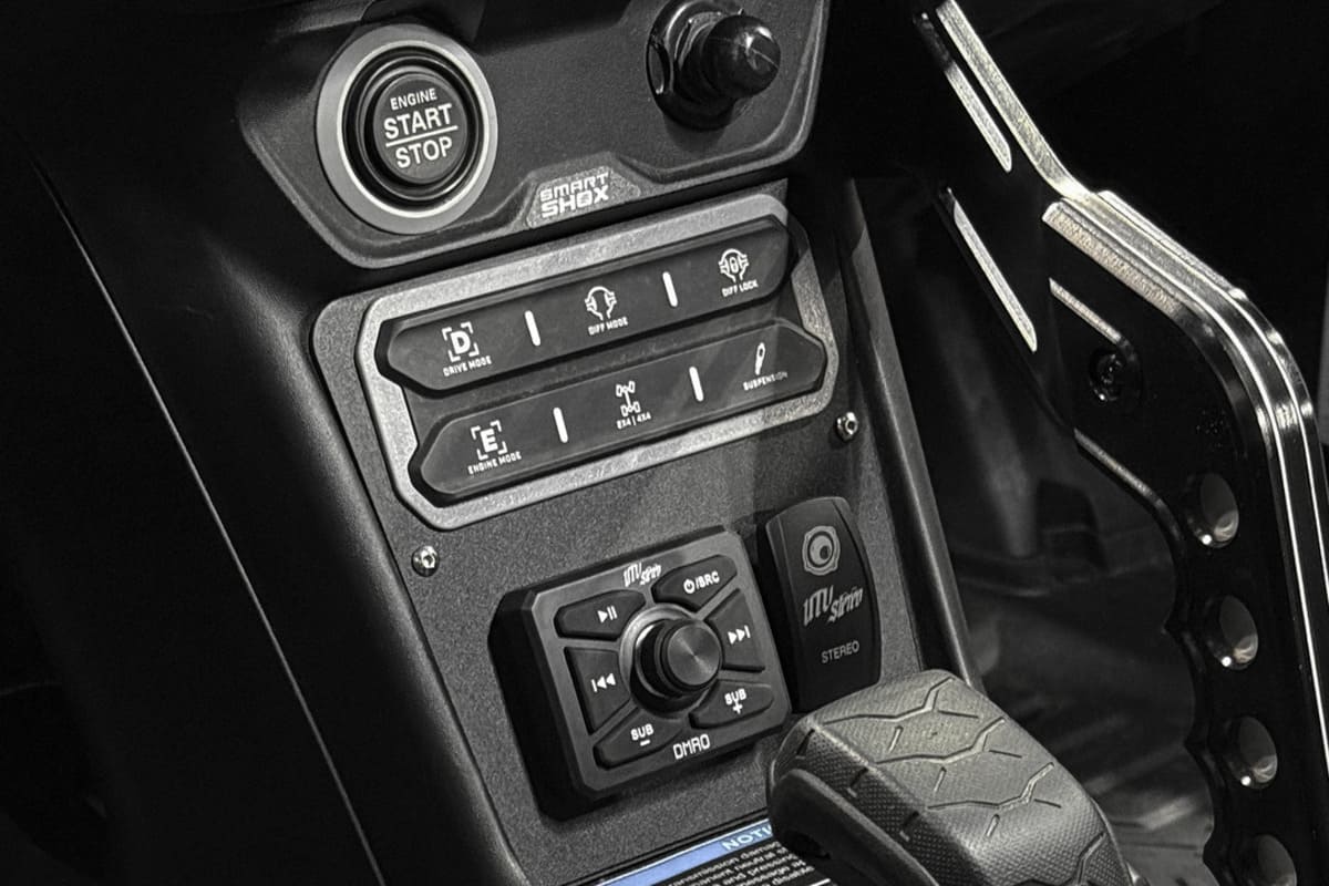 UTV Stereo Can-Am Maverick R Head Unit Mount