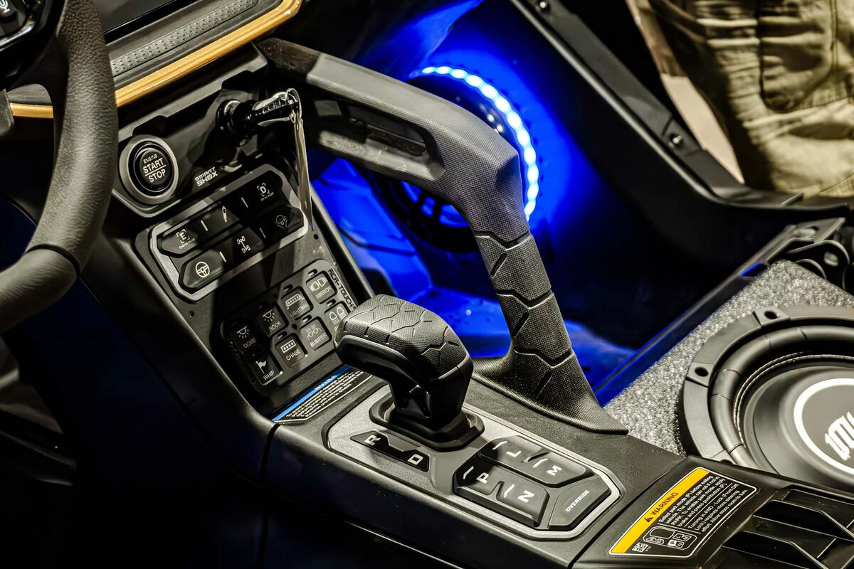 UTV Stereo Can-Am Maverick R Switch-Pros Sp-9100 Mount