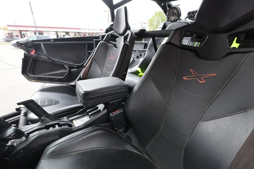 UTVMA '17-'24 Can-Am Maverick X3 Armrest w/ Bracket