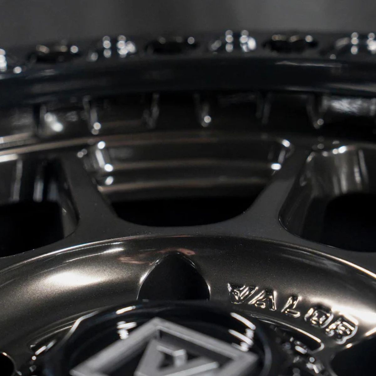 Valor Offroad V18 Beadlock UTV Wheel - Hyper Black